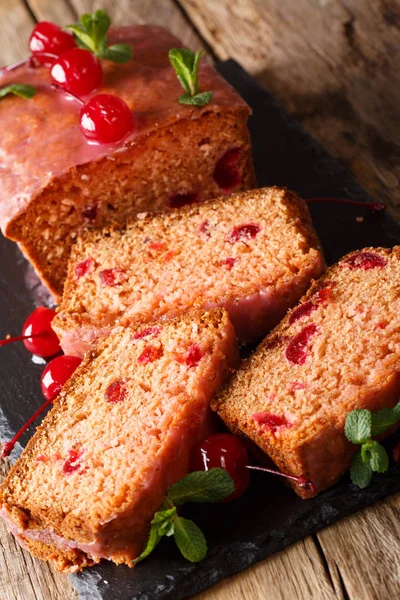 Zelfgemaakte Zoete Feestbrood Met Maraschino Kersen Mint Close Tafel Vertica — Stockfoto