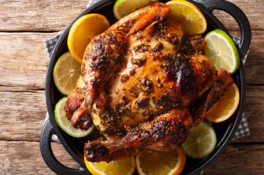 Narenciye bütün bir tavada masanın üzerine taze portakal ve limon yakın çekim ile servis tavuk pişirdim. abov üzerinden yatay üstten görünüm