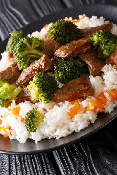 Carne Assada Com Brócolis Com Arroz Persimmon Acompanhamento Close Prato — Fotografia de Stock