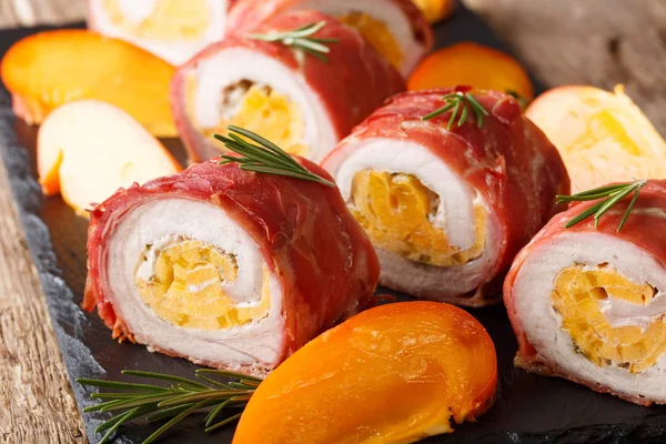 Délicieux Filet Porc Farci Kaki Fromage Enveloppé Dans Prosciutto Gros — Photo