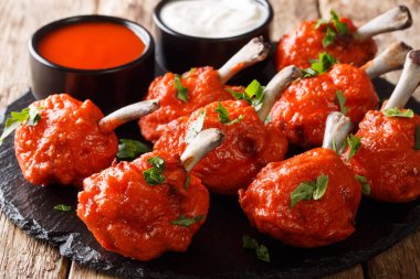 Meze lolipop derin yağda kızartılmış kırmızı tavuk kanadı sau ile hizmet