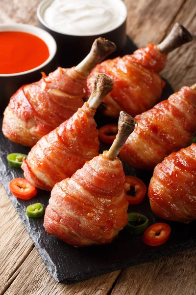 Sucettes Jambes Poulet Bacon Avec Sauces Gros Plan Sur Table — Photo