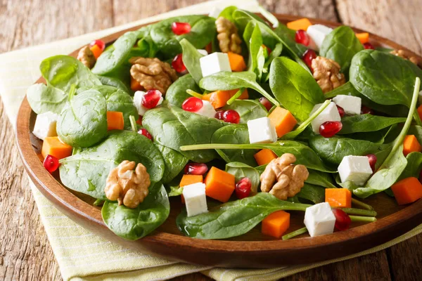 Ensalada Verduras Recién Preparada Base Calabaza Espinacas Queso Cabra Nueces — Foto de Stock