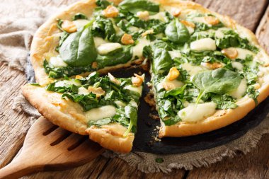 Ispanak, sarımsak ve ricotta peyniri ve mozzarella yakın çekim masada sağlıklı beyaz pizza. Horizonta