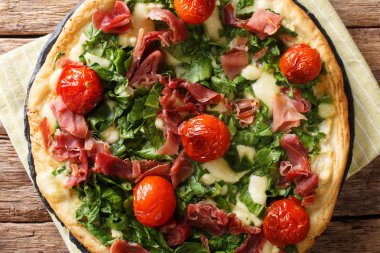 Pizza ıspanak, domates, jambon ve peynir yakın çekim 