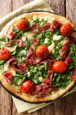 Pizza ıspanak, domates, jambon ve peynir yakın çekim 