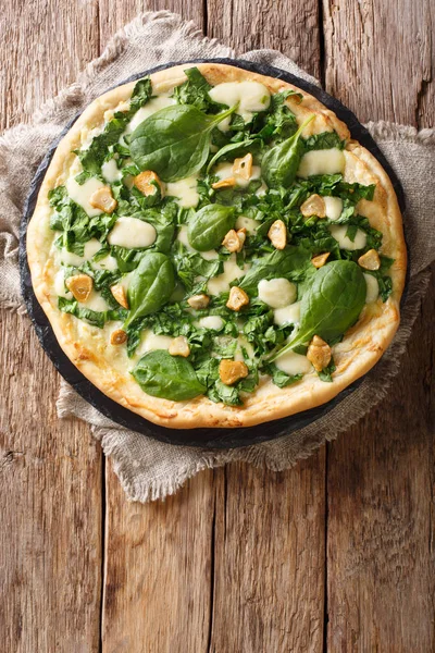 Cozinha Italiana Pizza Fina Com Espinafre Fresco Alho Queijo Close — Fotografia de Stock