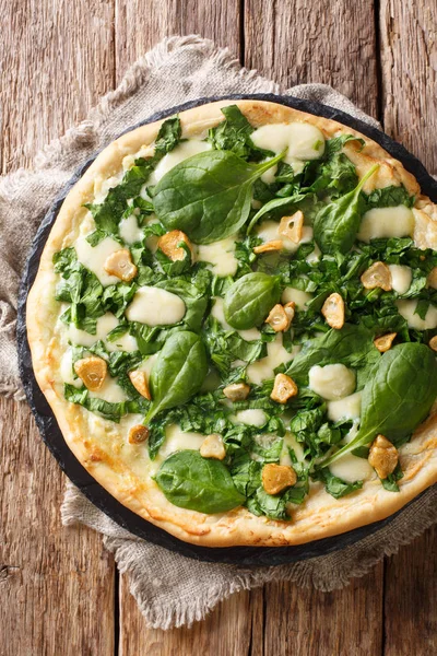 Pizza Caseira Baixa Caloria Com Espinafre Fresco Alho Queijo Close — Fotografia de Stock