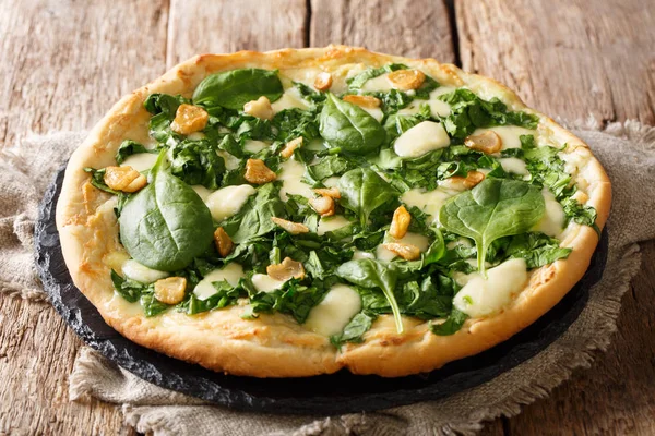 Receita Pizza Branca Italiana Com Espinafre Fresco Alho Queijo Close — Fotografia de Stock