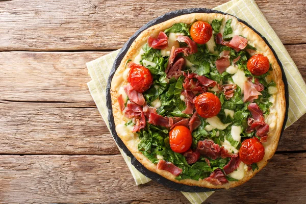Pizza Calda Appena Cotta Con Spinaci Pomodori Prosciutto Formaggio Primo — Foto Stock