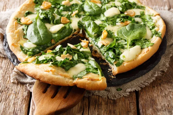 Pizza Italiana Con Espinacas Ajo Queso Ricotta Mozzarella Salsa Blanca —  Fotos de Stock