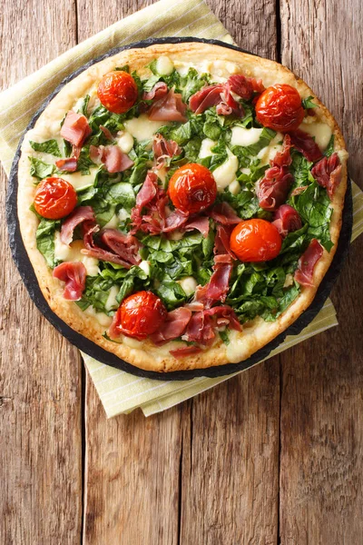 Freshly cooked hot pizza with spinach, tomatoes, prosciutto and — Stock Photo, Image