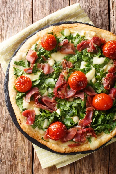 Pizza branca italiana com espinafre, tomate, presunto e queijo — Fotografia de Stock