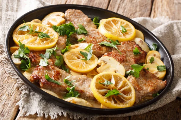 Receta Italiana Deliciosos Escaloppini Ternera Cocidos Con Champiñones Limones Una — Foto de Stock