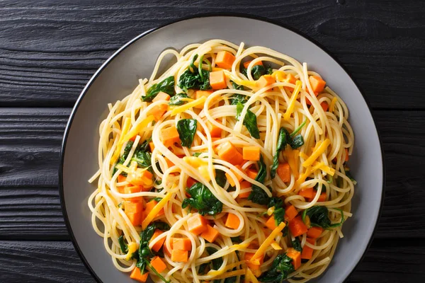 Biologische Spaghetti Maaltijd Met Pompoen Spinazie Cheddar Kaas Close Een — Stockfoto