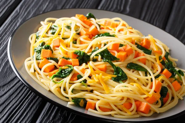 Comida Ecológica Espaguetis Con Calabaza Espinacas Queso Cheddar Cerca Plato — Foto de Stock