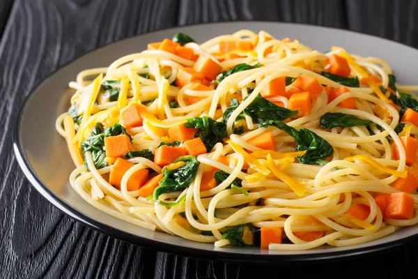 Kalorienarmes Mittagessen mit Spaghetti mit Kürbis, Spinat und Cheddar — Stockfoto