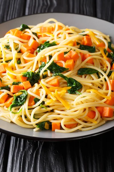 Spaghetti végétarien italien à la citrouille, aux épinards et au cheddar c — Photo
