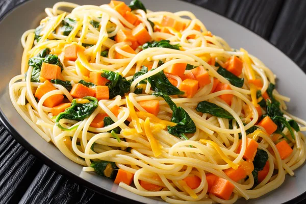 Délicieux spaghettis italiens à la citrouille, épinards et chedd — Photo