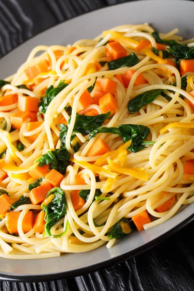 Spaghetti Mit Kürbis Spinat Und Cheddar Käse Großaufnahme Auf Einem — Stockfoto