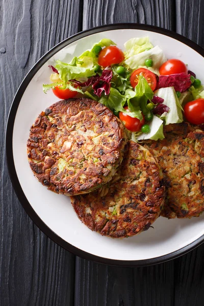 Comida Sana Sabrosa Empanada Hortalizas Setas Con Ensalada Fresca Plato — Foto de Stock