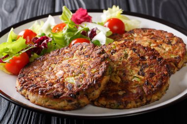 Vejetaryen menü: mantar sebze patty ile masaya bir tabak yakın çekim üzerinde taze salata. Horizonta