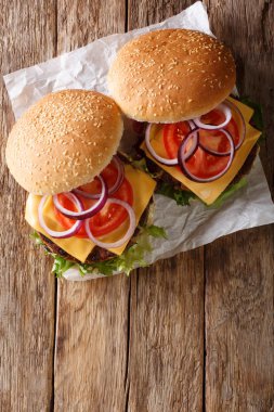Sebzeli burger taze marul, soğan, domates ve kaşar peynir yakın çekim tablosundaki ile. Abov gelen dikey üstten görünüm