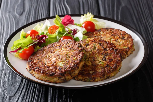 Patatas Dietéticas Champiñones Deliciosa Ensalada Fresca Cerca Plato Sobre Mesa — Foto de Stock