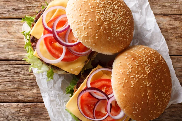 mantar patty, sebze ve kaşar peynir yakın çekim tablo ile organik vejetaryen burger. abov üzerinden yatay üstten görünüm