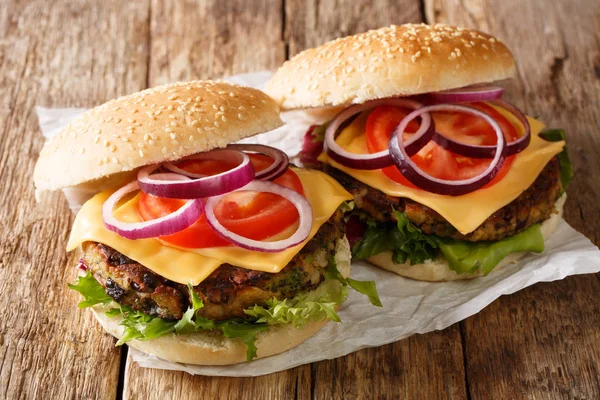 美味的蔬菜汉堡 配素食肉饼和切达奶酪 在桌子上特写镜头 沃尔顿塔 — 图库照片