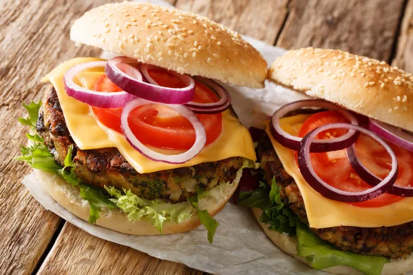 Organická Vegetariánská Burger Houbami Patty Zeleniny Čedar Sýr Close Stole — Stock fotografie