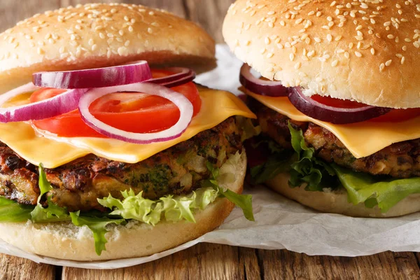 Delicioso Hambúrguer Vegetariano Com Patty Cogumelo Alface Fresca Cebola Tomate — Fotografia de Stock