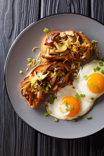 Bruschetta z serem cheddar i grzyby shiitake serwowane wit — Zdjęcie stockowe