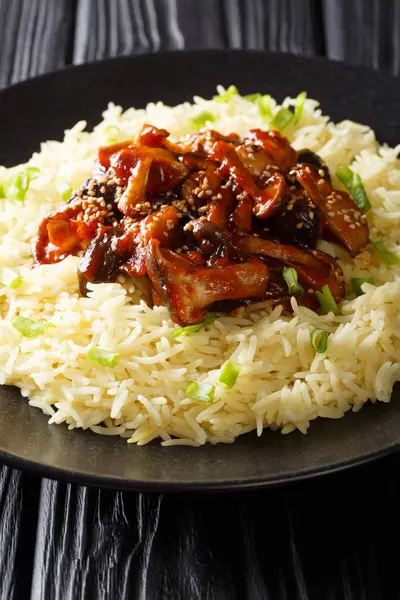 Glazed shiitake mushrooms with sesame and rice garnish close-up — Stock Photo, Image