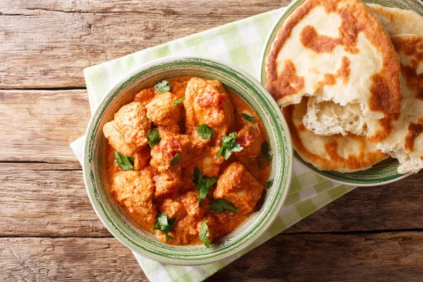 Indiai Étel Fűszeres Karhai Paradicsommártásban Közeli Fel Naan Asztalon Vízszintes — Stock Fotó