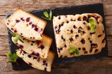 Vejetaryen tatlı tatlı siyah frenk üzümü kek yakın çekim tablo. Abov üzerinden yatay üstten görünüm