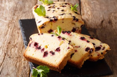 Tatlı siyah frenk üzümü masanın üzerine nane yakın çekim ile pasta. Horizonta