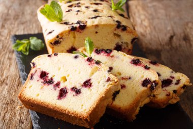 Vejetaryen tatlı tatlı siyah frenk üzümü kek yakın çekim tablo. Horizonta