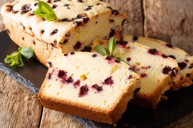 Siyah frenk üzümü kek nane yakın çekim ile masaya dilimlenmiş. Horizonta