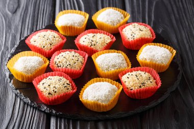 Japon mochi pirinç keki. Tatlı fasulye reçeli kayrak Yönetim Kurulu ile doldurulmuş. Horizonta