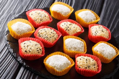 Daifuku Mochi Japon kayrak tahtada çöl. Horizonta