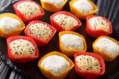Japon tatlı Daifuku fıstık susam Mochi ve mung fasulye yakın çekim masanın üzerinde. Horizonta