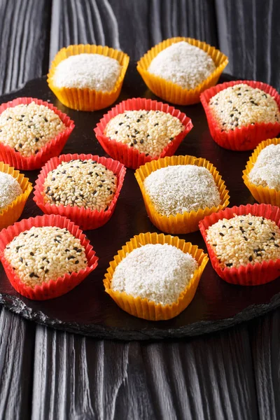 Fasulye ile geleneksel Asya mochi tatlı yakın çekim masanın üzerine yapıştırın. Vertica