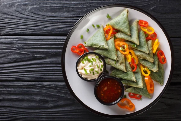 Lahodné Hluboké Smažené Zelené Samosa Detailním Omáčky Papriky Talíři Stole — Stock fotografie