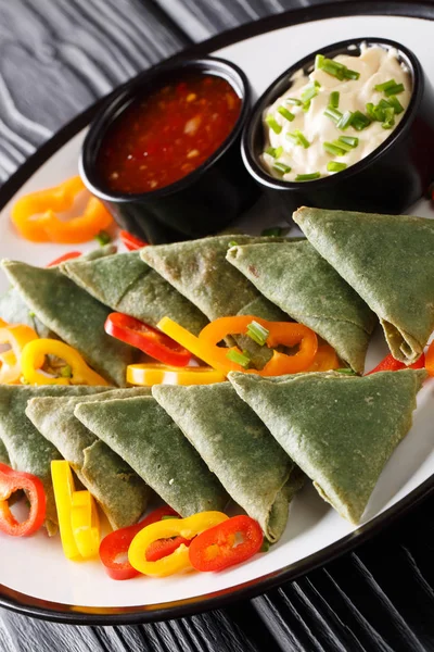 Samosa Espinafre Vegetariana Com Molhos Close Prato Mesa Vertica — Fotografia de Stock