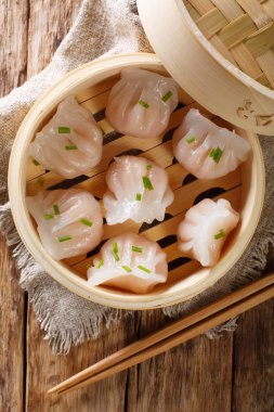 Çin Karides köfte dim sum bir bambu gemi masanın üzerine yerleştirilir. Abov gelen dikey üstten görünüm