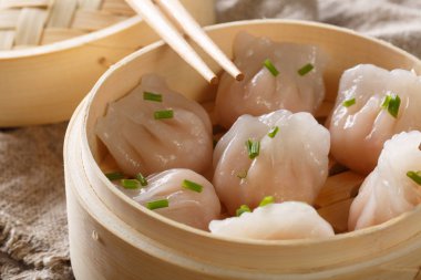 Çin Karides köfte dim sum bir bambu gemi masanın üzerine yerleştirilir. Horizonta