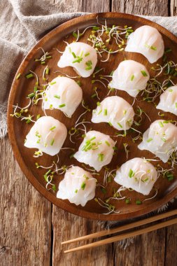 Geleneksel Çince dim sum dolum karides ile lahanası yakın masada bir plaka üzerinde çekim ile devam eder. Abov gelen dikey üstten görünüm