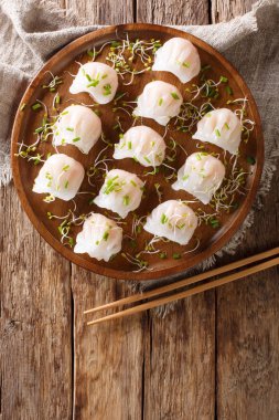 Çin dim sum karides ile masaya microgreen yakın çekim ile devam eder. Abov gelen dikey üstten görünüm