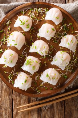 Lezzetli köfte dim sum ile servis karides ile yakın masada bir plaka üzerinde çekim filizlenir. Abov gelen dikey üstten görünüm